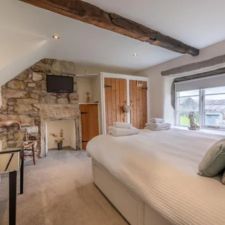 Westside Cottage, Newby Hamlet, Clapham, Yorkshire Dales National Park, Famous Three Peaks, Near The District, Pets Are Welcome, Direct Parking In Front Of The & Guest Parking Casa de Férias