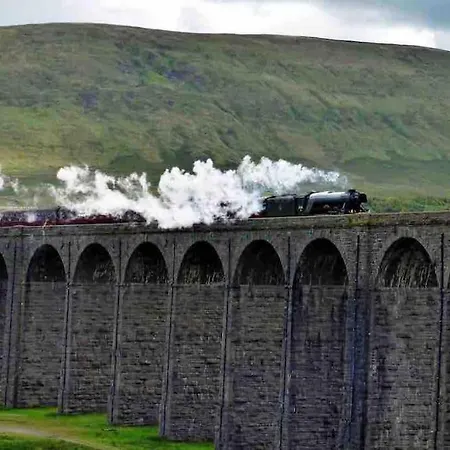 Casa de Férias Westside Cottage, Newby Hamlet, Clapham, Yorkshire Dales National Park, Famous Three Peaks, Near The District, Pets Are Welcome, Direct Parking In Front Of The & Guest Parking *