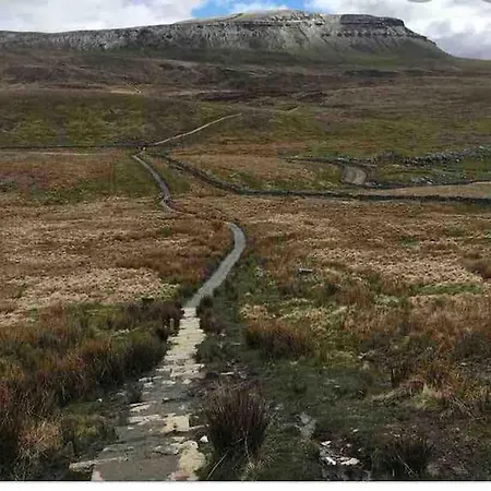 Casa de Férias Westside Cottage, Newby Hamlet, Clapham, Yorkshire Dales National Park, Famous Three Peaks, Near The District, Pets Are Welcome, Direct Parking In Front Of The & Guest Parking *