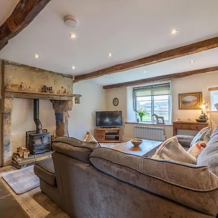 Casa de Férias Westside Cottage, Newby Hamlet, Clapham, Yorkshire Dales National Park, Famous Three Peaks, Near The District, Pets Are Welcome, Direct Parking In Front Of The & Guest Parking Newby (Craven)