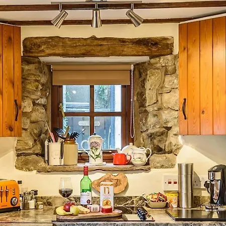 Westside Cottage, Newby Hamlet, Clapham, Yorkshire Dales National Park, Famous Three Peaks, Near The District, Pets Are Welcome, Direct Parking In Front Of The & Guest Parking Casa de Férias