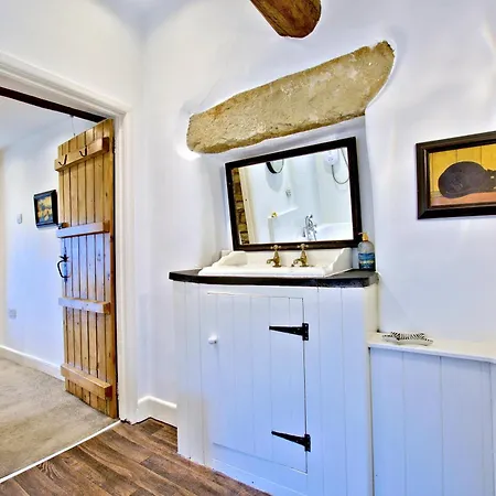 Casa de Férias Westside Cottage, Newby Hamlet, Clapham, Yorkshire Dales National Park, Famous Three Peaks, Near The District, Pets Are Welcome, Direct Parking In Front Of The & Guest Parking Newby (Craven)