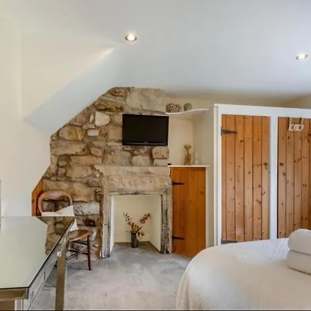 Casa de Férias Westside Cottage, Newby Hamlet, Clapham, Yorkshire Dales National Park, Famous Three Peaks, Near The District, Pets Are Welcome, Direct Parking In Front Of The & Guest Parking Newby (Craven)
