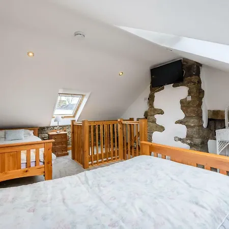 Casa de Férias Westside Cottage, Newby Hamlet, Clapham, Yorkshire Dales National Park, Famous Three Peaks, Near The District, Pets Are Welcome, Direct Parking In Front Of The & Guest Parking Newby (Craven)