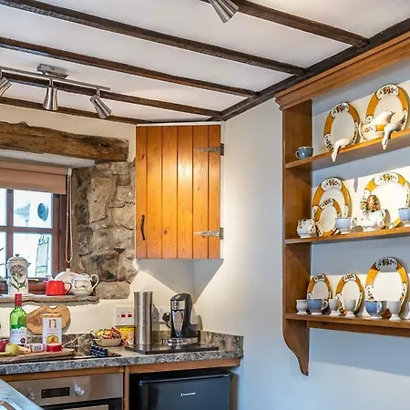 Casa de Férias Westside Cottage, Newby Hamlet, Clapham, Yorkshire Dales National Park, Famous Three Peaks, Near The District, Pets Are Welcome, Direct Parking In Front Of The & Guest Parking Newby (Craven)