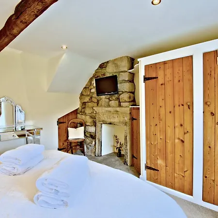 Westside Cottage, Newby Hamlet, Clapham, Yorkshire Dales National Park, Famous Three Peaks, Near The District, Pets Are Welcome, Direct Parking In Front Of The & Guest Parking * Newby (Craven)